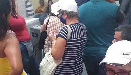 Prédio da prefeitura de Maceió é ocupado por moradores dos Flexais que cobram realocação