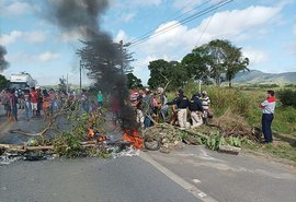 Manifestantes sem-terra interditam trecho da BR-104 em protesto nesta segunda-feira (6)