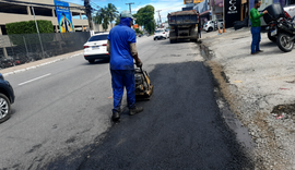 Operação Tapa-Buraco recupera trecho da Avenida Gustavo Paiva em Maceió