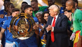Trump ficou com troféu do Mundial de Clubes e deixou réplica ao Chelsea