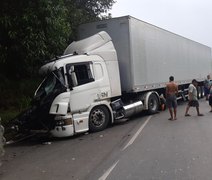 Colisão entre caminhões interdita trecho da BR 101, em Joaquim Gomes