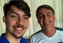 Filho mais novo de Bolsonaro testa positivo para Covid-19