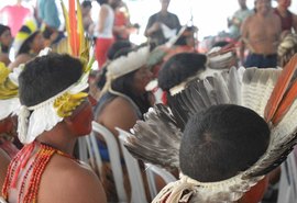 Líder indígena vai à Justiça contra Bolsonaro por racismo