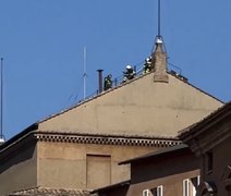 Chaminé que anunciará sucessor do papa Francisco é instalada na Capela Sistina