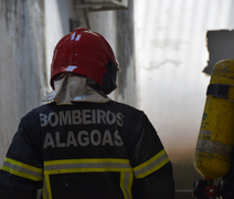 Bombeiros combatem incêndio em estabelecimento comercial em Maceió