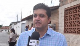 Prefeito Rui Palmeira entrega 17 vias pavimentadas no Moacir Andrade