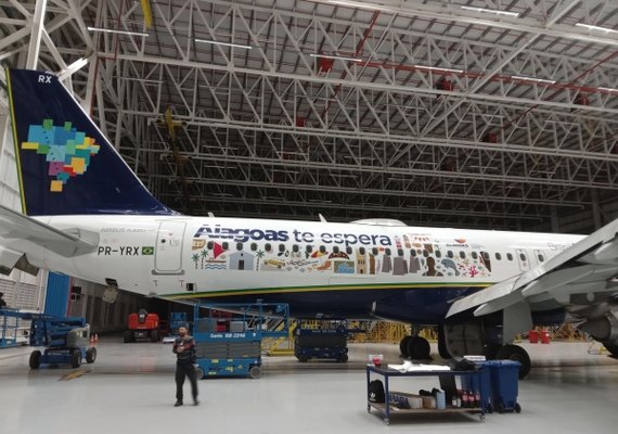 Avião da Azul promove AL com estampa da campanha turística 'Alagoas te Espera'