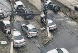 Carro atropela dois pedestres e provoca acidente com mais três veículos na Ponta Verde