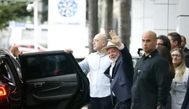 Lula recebe alta hospitalar e ficará em SP até quinta-feira