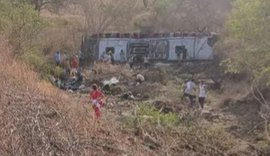 Capotamento de ônibus com romeiros deixa feridos no Sertão de Alagoas