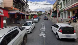 Mãe deixa bebê trancada em carro para ir a baile funk e acaba presa
