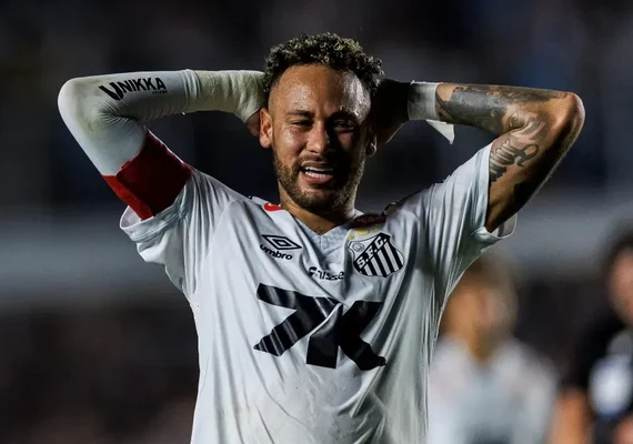 Neymar deixa jogo com dor e detona gramado: 'trabalho de merda'