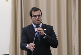 Gilvan Brarros questiona atraso de licença para empresa no interior