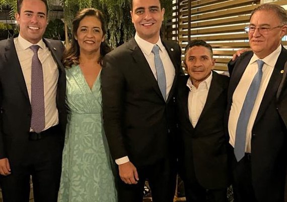 Candidato em Maceió mantém fotos nas redes com toda a família do atual prefeito