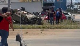 Carro capota em canteiro e preocupa motoristas na BR-104, em Rio Largo