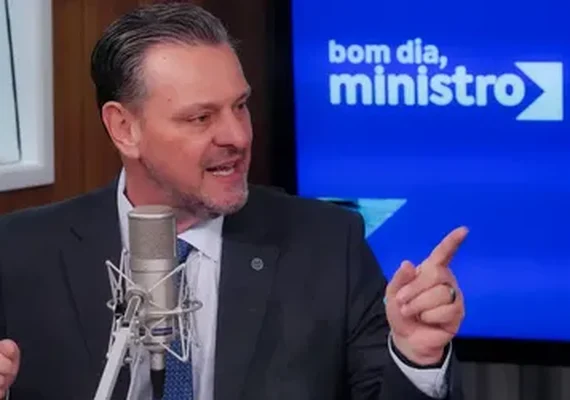 Renan, Renan Filho e Paulo Dantas entregam máquinas a 30 cidades