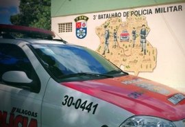Mãe arremessa garrafa de vidro na cabeça de filho para se defender