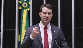 Deputado Daniel Barbosa defende combate às fake news e aos crimes digitais