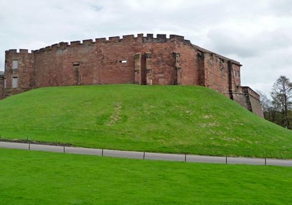 Muro medieval de 800 anos é descoberto sob Castelo de Chester