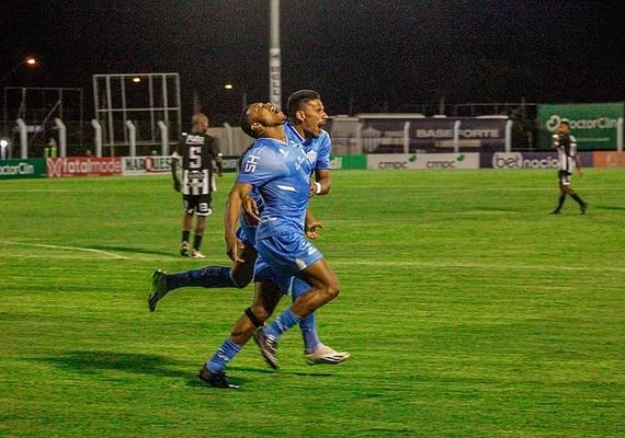 Atacante sabe de morte do pai no estádio, pede para jogar e faz gol
