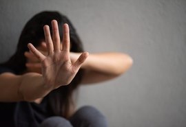 Homem é preso após agredir duas mulheres