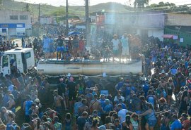 Bloco Tudo Azul mantém tradição e reúne milhares de foliões pelas ruas de Murici