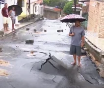 Chuvas causam 'explosão' e rachaduras em asfalto em ruas de Fernão Velho