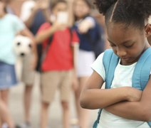 Menina de 4 anos tem braço quebrado e é alvo de racismo em escola