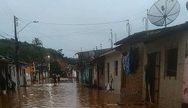 Nível do Rio Jacuípe baixa 2 metros e moradores voltam para casa