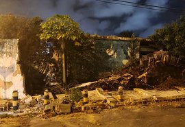 Muro de casa abandonada desaba na Gruta de Lourdes, em Maceió