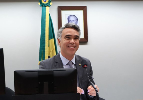 Rafael Brito aprova lei que regulamenta profissão de Agente de Turismo em todo Brasil