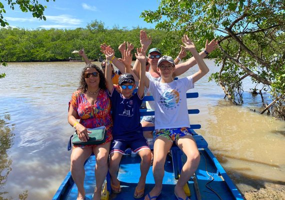 Estudantes e turistas participam de passeio promovido pela Semtur em Ipioca