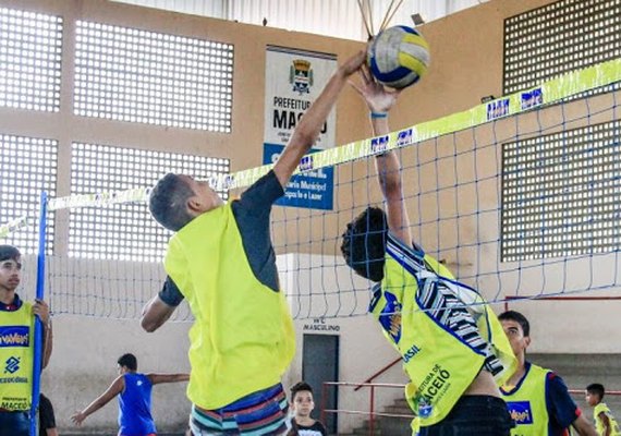 Projeto Viva Vôlei recebe curso para atender crianças com deficiência