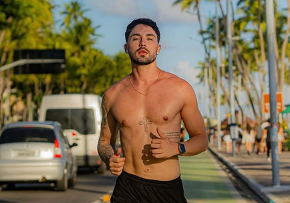 Rico Melquiades exibe resultado de bioplastia: 'Dois anos de academia em um dia'