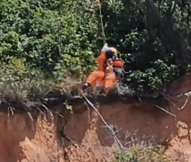 Vídeo: bombeiros alagoanos usam helicóptero para salvar cachorro preso em ribanceira