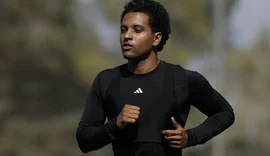 Rodrygo volta a treinar com bola seis meses após grave lesão no joelho