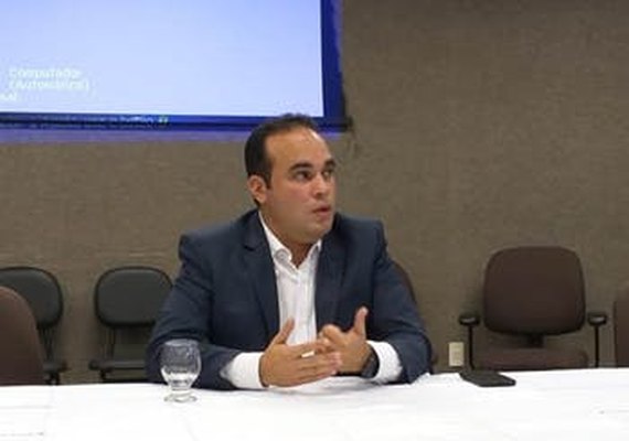 Queria viver no Instagram oficial do governador, ironiza Davi Maia durante coletiva