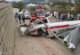 Avião monomotor cai no Vale do Itajaí e deixa dois feridos