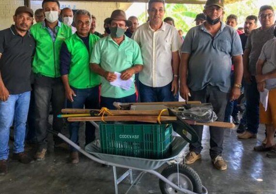 Prefeitura de Branquinha entrega novos 60 kits de ferramentas para agricultores