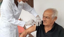 Influenza: 63% dos idosos já foram vacinados em Limoeiro, a maioria na própria residência