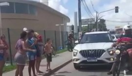 Moradores do Benedito Bentes fecham avenida em protesto por falta de água