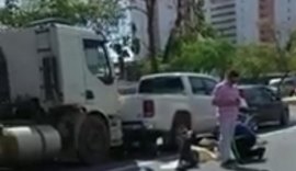 Carreta perde o freio e colide em moto e mais veículos na Avenida Fernandes Lima: veja o vídeo