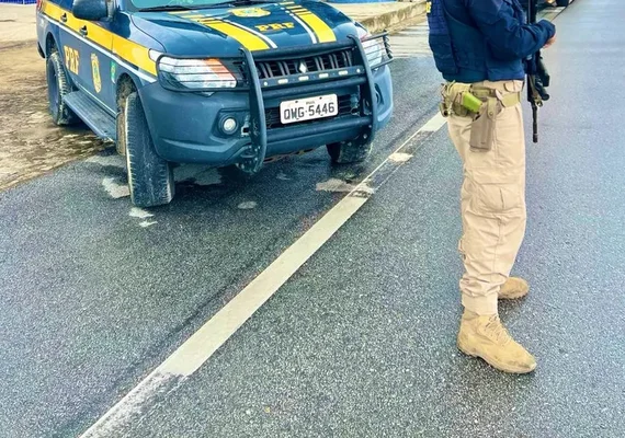 PRF prende homem por tráfico após avançar sinal em Santana do Ipanema, Alagoas