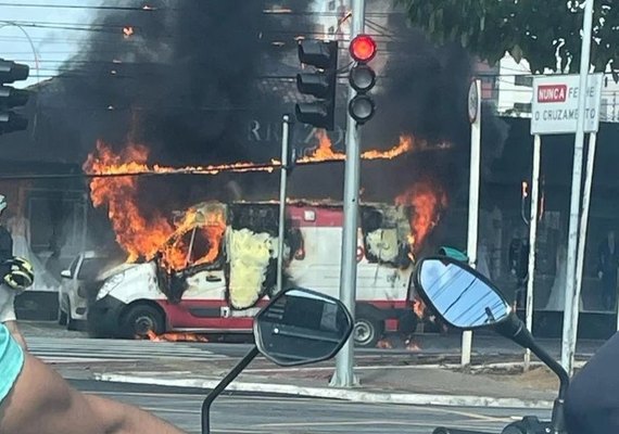 Ambulância do Samu pega fogo após explodir na Avenida Fernandes Lima; veja vídeo
