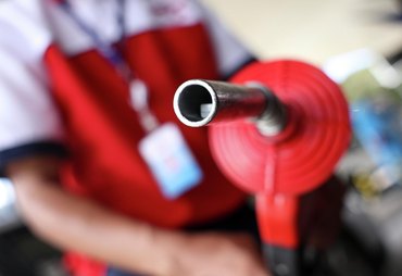 Governo anuncia subsídio para conter alta da gasolina após disparada do petróleo