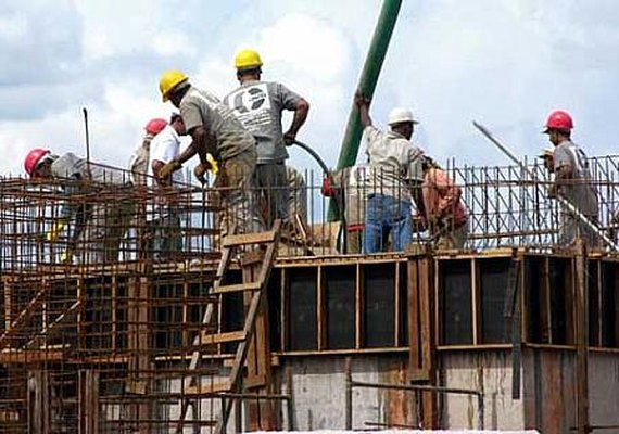 Empresários da construção civil seguem com obras na parte baixa de Maceió ignorando recomendação de sindicato