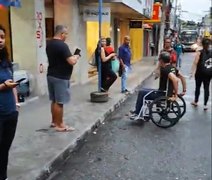 Lobão usa cadeira de rodas para denunciar falta de acessibilidade no Centro de Maceió