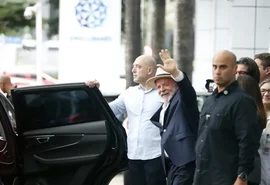 Lula recebe alta hospitalar e ficará em SP até quinta-feira