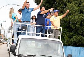 Centenas de famílias aplaudem Rui Palmeira na passagem da Caravana Pra Frente Alagoas
