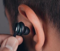 Uso de fones em volume alto pode causar perda auditiva, alerta especialista
